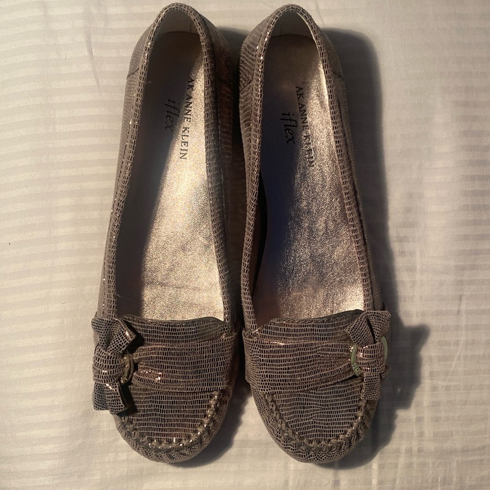 Women’s AK Anne Klein iflex Sparkly Pewter Flats Like New